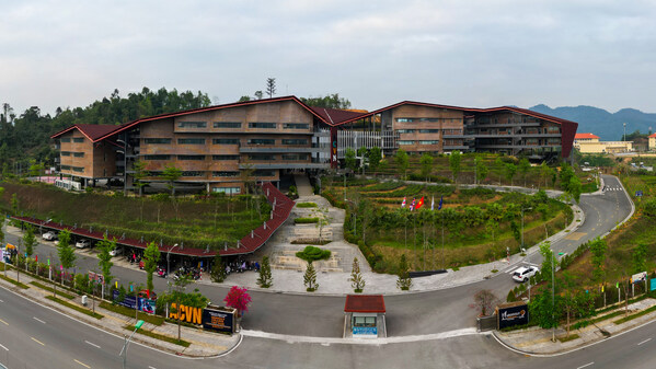 项目坐落于老街省原行政中心,占地10公顷,精心打造的寄宿生态体系,将英式建筑的优雅与当地自然景观的精神相融合,映衬于层层梯田与连绵茶山之间。在阿丁利学院越南校区的每一天,都是学术学习、体能发展与规范化寄宿生活的自然交融,每一段经历都汇聚成一段富有意义的成长之旅。 项目坐落于老街省原行政中心,占地10公顷,精心打造的寄宿生态体系,将英式建筑的优雅与当地自然景观的精神相融合,映衬于层层梯田与连绵茶山之间。在阿丁利学院越南校区的每一天,都是学术学习、体能发展与规范化寄宿生活的自然交融,每一段经历都汇聚成一段富有意义的成长之旅。
