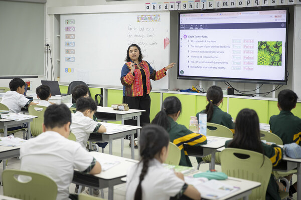 阿丁利学院越南校区的学术体系承袭自英国阿丁利学院的组织模式。从扎实的小学预备阶段,到严谨且聚焦的初中课程体系,为学生顺利衔接高中阶段的IGCSE与A-Levels课程做好充分准备,每一个阶段均经过精心设计,以实现学生的长期发展与成功。作为越南仅有的五个牛津AQA官方考试中心之一,学生可在校内直接参加IGCSE和A-Levels考试。 阿丁利学院越南校区的学术体系承袭自英国阿丁利学院的组织模式。从扎实的小学预备阶段,到严谨且聚焦的初中课程体系,为学生顺利衔接高中阶段的IGCSE与A-Levels课程做好充分准备,每一个阶段均经过精心设计,以实现学生的长期发展与成功。作为越南仅有的五个牛津AQA官方考试中心之一,学生可在校内直接参加IGCSE和A-Levels考试。