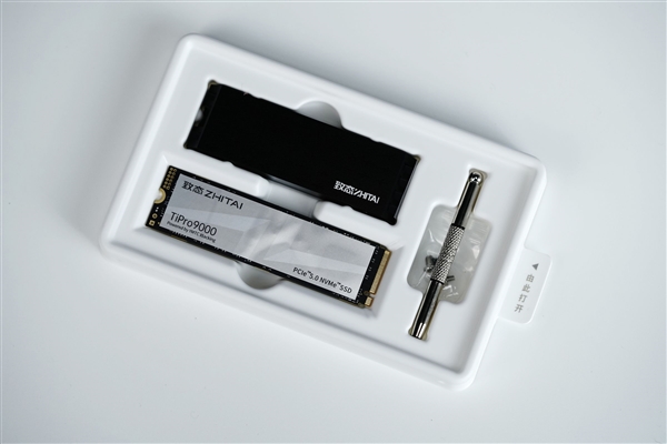 速度逼近PCIe 5.0上限！长江存储致态TiPro9000 2TB图赏