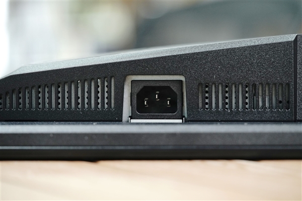 100% DCI-P3色域+240Hz高刷！微星MPG 322UR QD-OLED X24显示器图赏