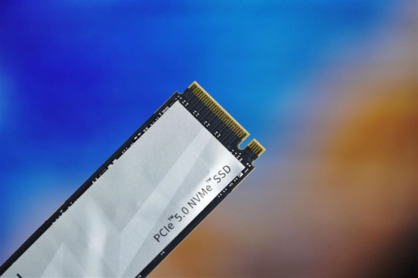 速度逼近PCIe 5.0上限！长江存储致态TiPro9000 2TB图赏