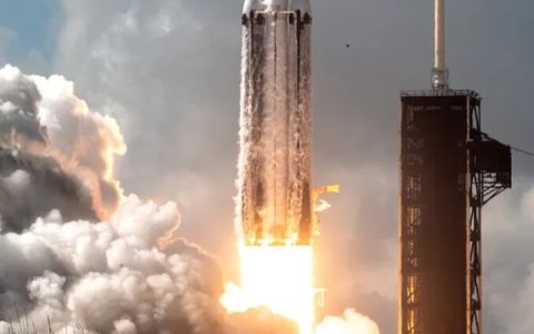 现役第二！时隔18个月 猎鹰重型火箭发射6吨巨型卫星