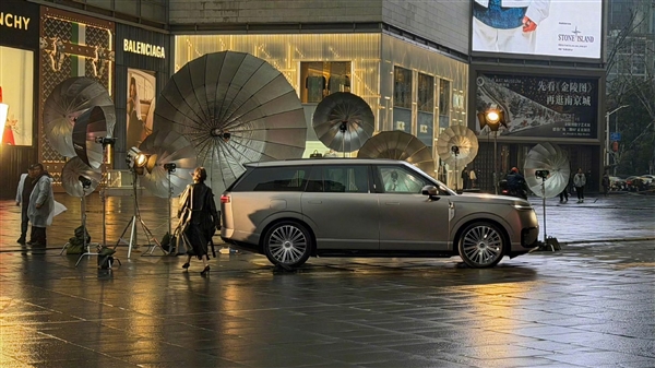 大湾区版“路虎揽胜”！小鹏旗舰GX内饰官图公布：飞航头等舱体验