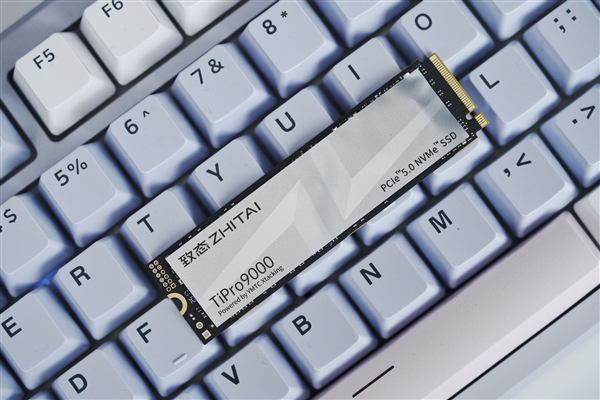 速度逼近PCIe 5.0上限！长江存储致态TiPro9000 2TB图赏