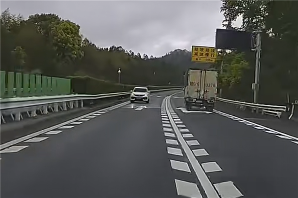 高速快车道内一路逆行！女子：开太久脑子不清楚了