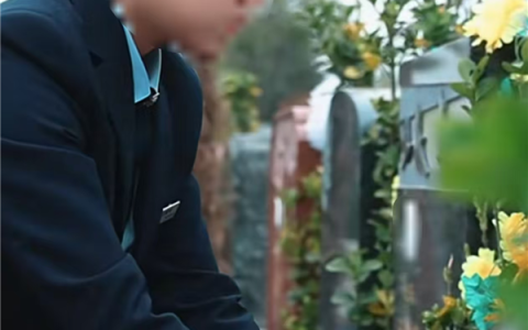 00后女留学生回国当职业扫墓人：每天鞠躬上百次 月薪4000元