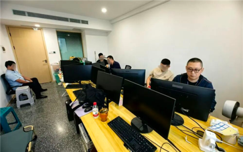 利用AI抹黑鸿蒙智行、小米等赚流量！烟台警方抓获新型网络水军团伙