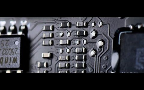 拿价值3.5万的RTX 5090练手烧穿PCB：靠一根飞线救活！维修师劝言别再动它了