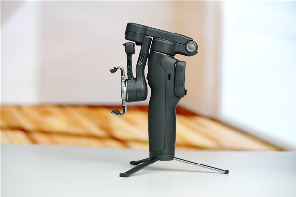 首创分体式遥控器！大疆Osmo Mobile 8P全能Vlog套装图赏