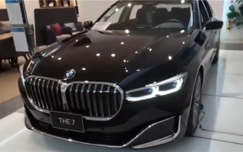 宝马这次认真了：7系/i7内饰大改！全景显示+副驾屏都来了