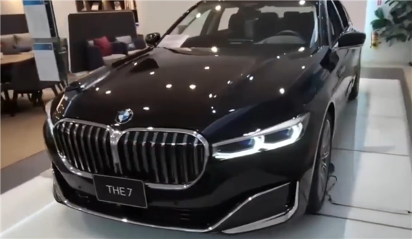 宝马这次认真了：7系/i7内饰大改！全景显示+副驾屏都来了