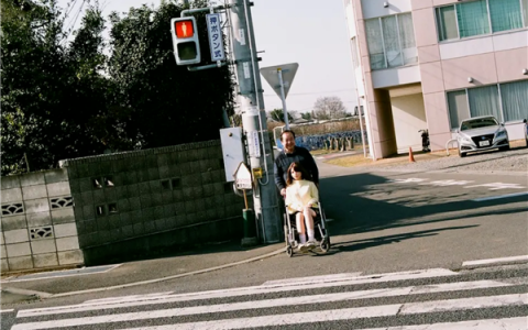 62岁日本大爷疯狂迷恋硅胶娃娃：抛妻弃女也要和它浪迹天涯