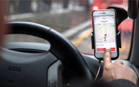 乘客开门撞倒电动车 网约车司机被判赔12万元！只因少了一句提醒