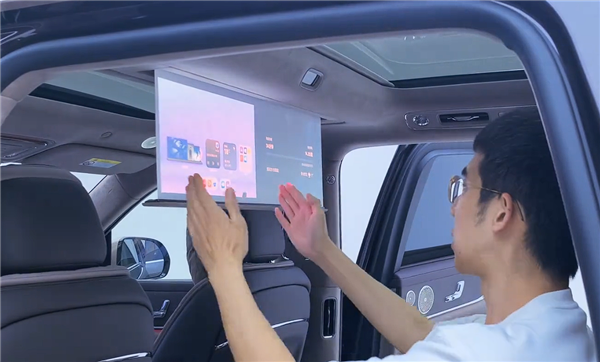 全新问界M9首发彩色投影大灯：舱内激光投影可玩性重磅升级