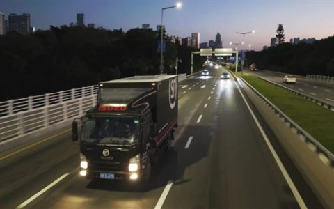 顺丰完成华为Pura X Max首单派送：专属防护包装 专车专人配送