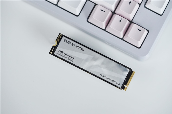 速度逼近PCIe 5.0上限！长江存储致态TiPro9000 2TB图赏