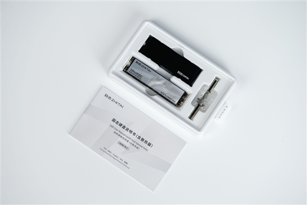 速度逼近PCIe 5.0上限！长江存储致态TiPro9000 2TB图赏