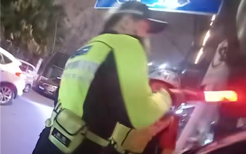 男子二次酒驾还讨价还价：能不能明后天再拘留