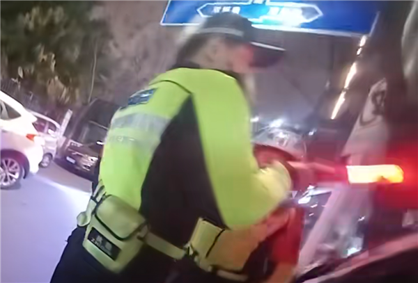 男子二次酒驾还讨价还价：能不能明后天再拘留