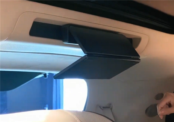 全新问界M9首发彩色投影大灯：舱内激光投影可玩性重磅升级