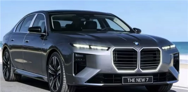 宝马这次认真了：7系/i7内饰大改！全景显示+副驾屏都来了