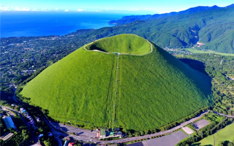 日本这座山不允许长树 每年都要烧一次！游客可付费体验