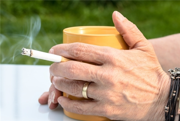 香港禁烟再升级：游客也不能带、公共场所只带不吸也违法