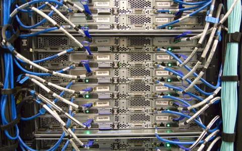 AI把零部件抢光了！通用服务器被卡哭：PCB/CPU交期排到明年