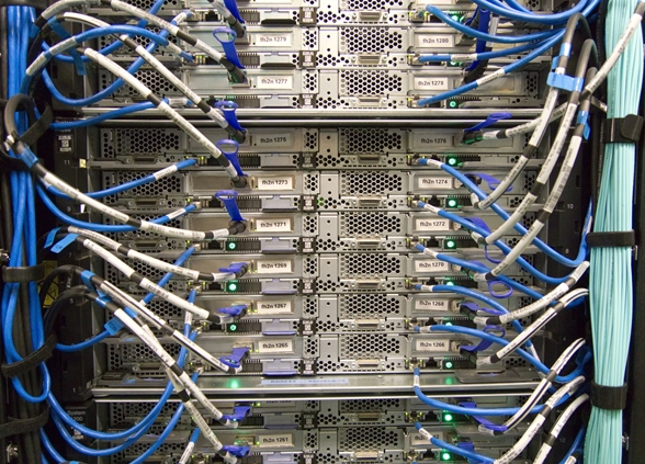 AI把零部件抢光了！通用服务器被卡哭：PCB/CPU交期排到明年