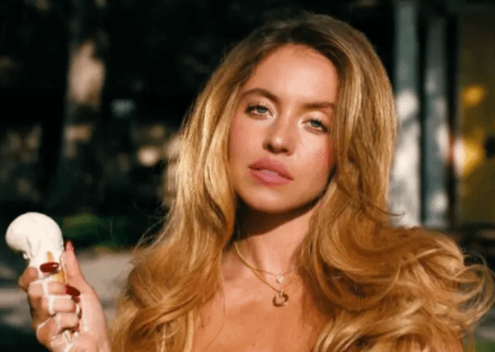 悉尼妹新剧尺度突破天际！网友热议一丝不挂扮狗玩太大