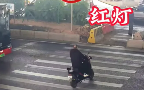 男子骑电鸡被小车撞飞 多处骨折还要负全责！