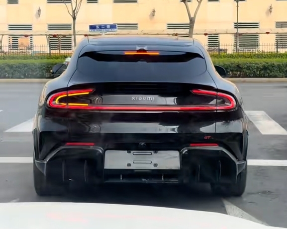 千匹马力、续航超700km！小米YU7 GT车厘子红官图发布