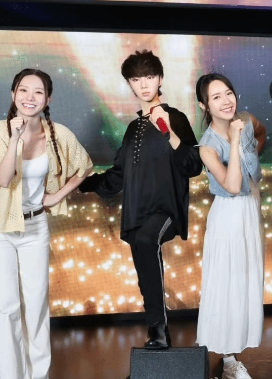 华晨宇蜡像入驻香港杜莎夫人蜡像馆：丑得很清晰