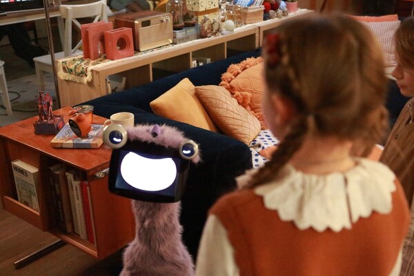 软萌OlloBot与孩子互动