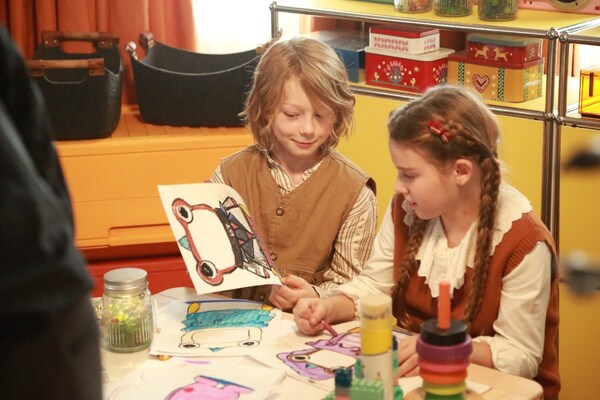 孩子们正在绘制属于自己的OlloBot赛博宠物形象