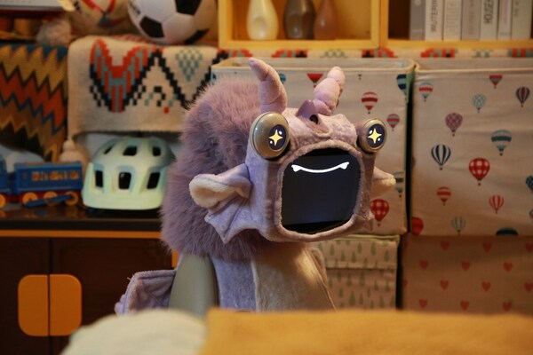 OlloBot在温馨居家场景中传递治愈陪伴感