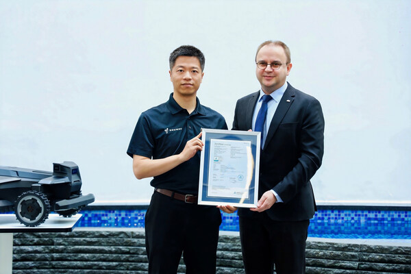 TÜV莱茵为未岚大陆两款割草机器人颁发“草坪友好”认证证书