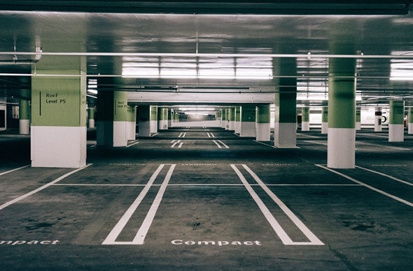 车主停车2411次拒缴欠费1.3万余元 被判全额支付并计息