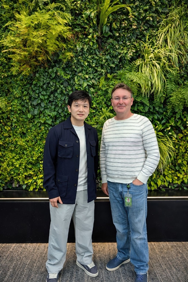 乒乓顶流联动AI教父！樊振东晒与黄仁勋合照 现场切磋球技还送签名球拍