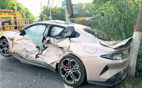 新一代小米SU7被大货车拦腰撞击 驾驶员毫发无伤 果断又定了一台