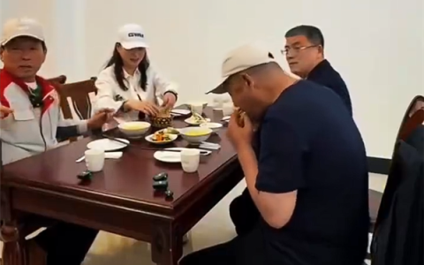 魏建军请于东来吃驴肉火烧 赞长城牌驴火正宗好吃 两大佬兄弟相称