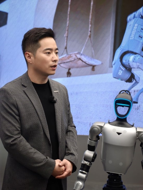 宇树科技首家直营店开业 人形机器人售价最高超10万 高管：目前没折扣 价格亲民 