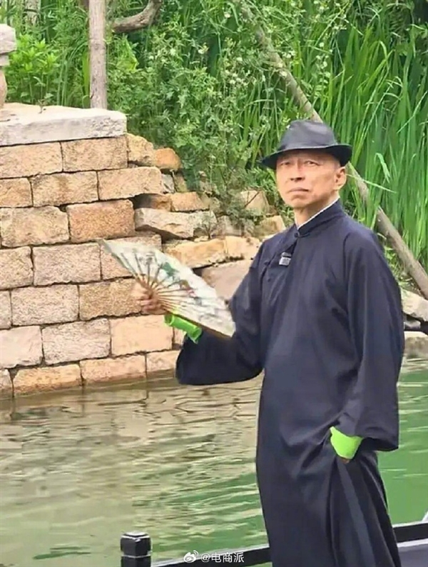 张朝阳现身海宁水乡：泛舟船上 长衫礼帽尽显古风雅致