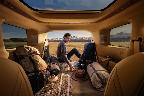 大湾区版“路虎揽胜”！小鹏旗舰GX内饰官图公布：飞航头等舱体验