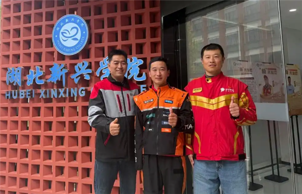 车祸现场驾驶室变形司机被困  独臂外卖骑手率两名快递小哥合力救人