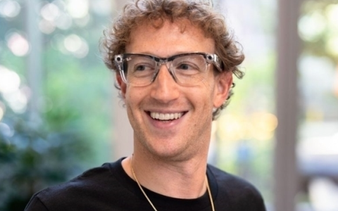 扎克伯格亲自下场写代码 把办公桌搬进Meta AI实验室