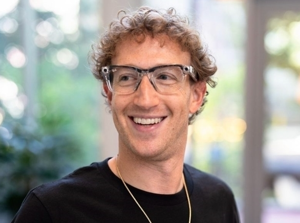 扎克伯格亲自下场写代码 把办公桌搬进Meta AI实验室