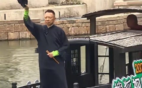 张朝阳现身海宁水乡：泛舟船上 长衫礼帽尽显古风雅致
