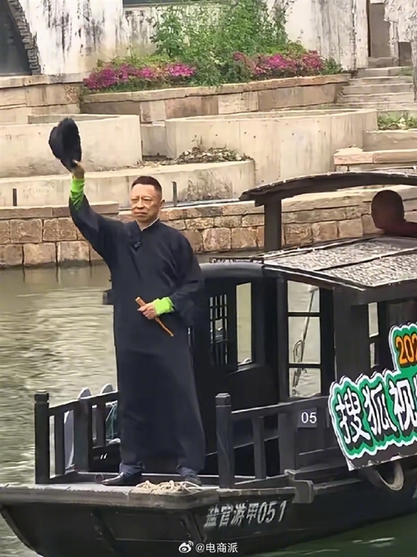 张朝阳现身海宁水乡：泛舟船上 长衫礼帽尽显古风雅致