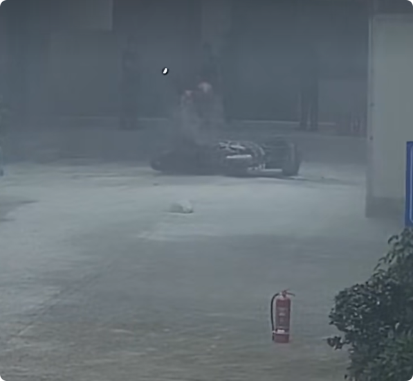 仅3分钟！外卖小哥送餐回来懵了：电动自行车已烧成空架